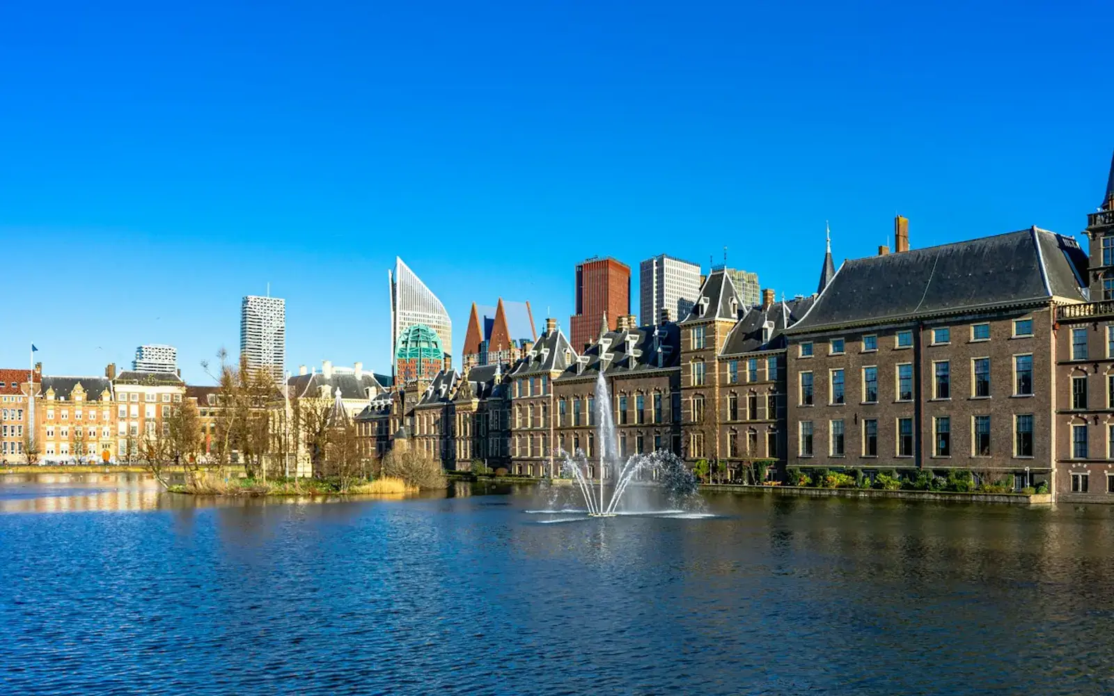Het Binnenhof aan de Hofvijver in Den Haag
