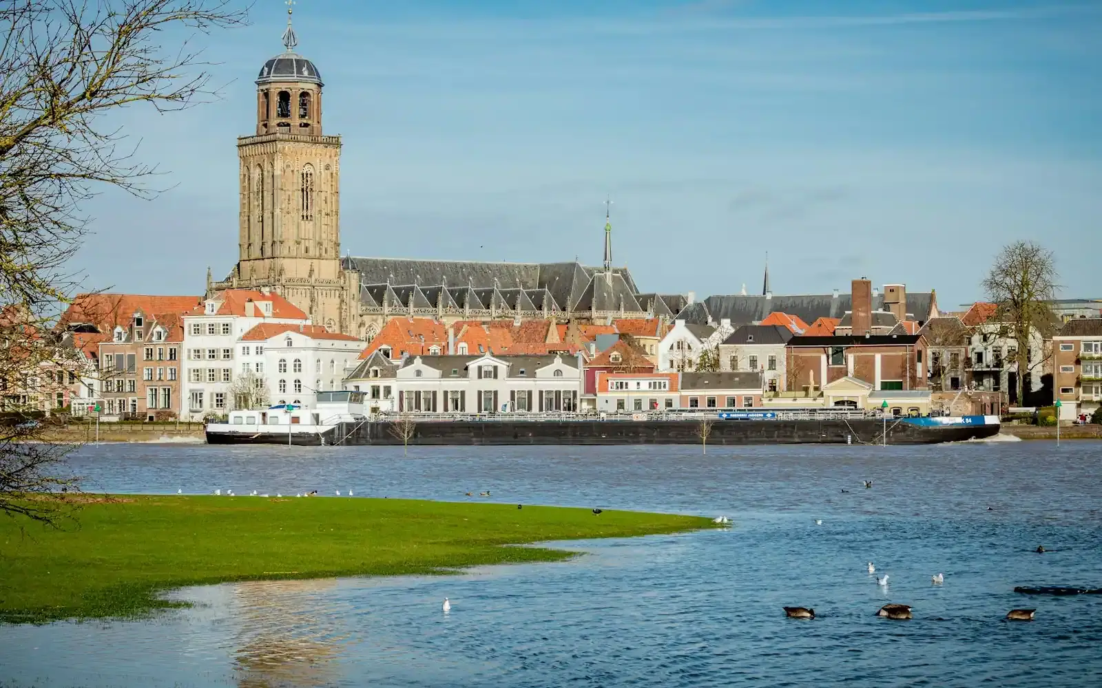 Deventer aan de IJssel met de Lebuinuskerk